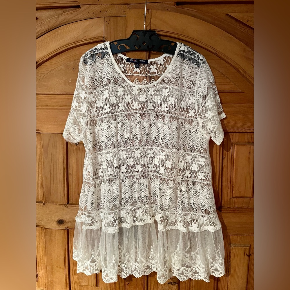 Ladies size 1X short sleeve Lacey top! Real cute with cami or as a beach coverup